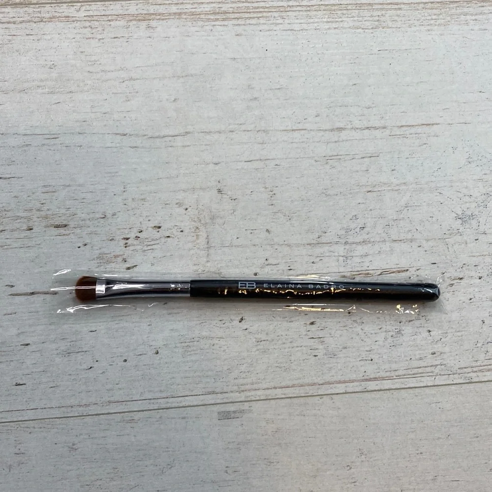 Elaina Badro Synthetic Fluff Brush